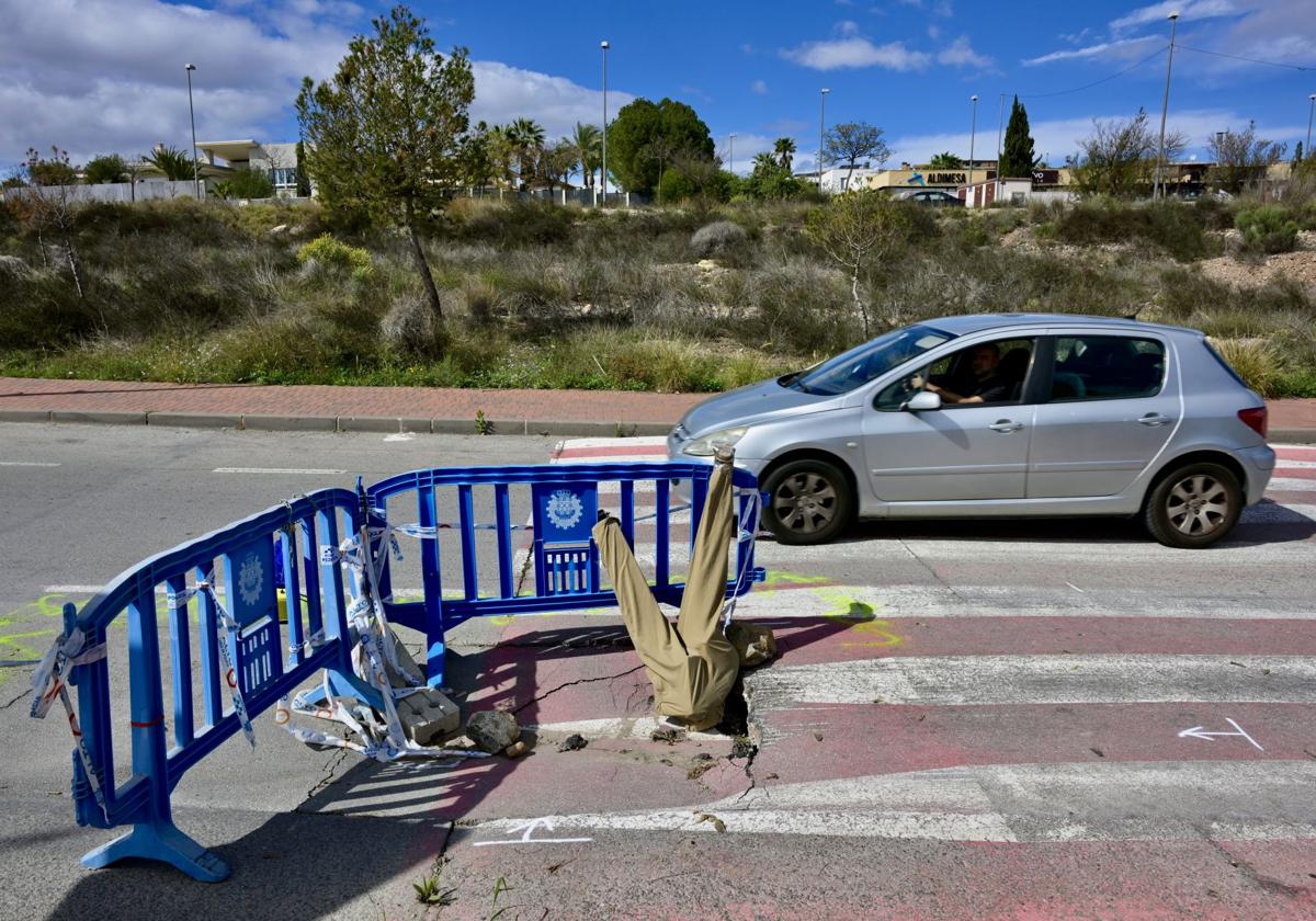 El muñeco colocado en el socavón, en la calle Ramón y Cajal de la urbanización Mirador de Agridulce.