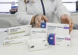 Una farmacéutica muestra envases de distintos psicofármacos.