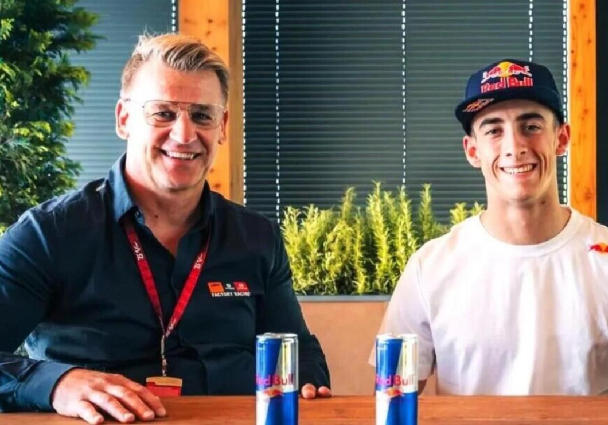 Pit Beirer y Pedro Acosta, el pasado verano en la fábrica de KTM en Mattighofen (Austria).