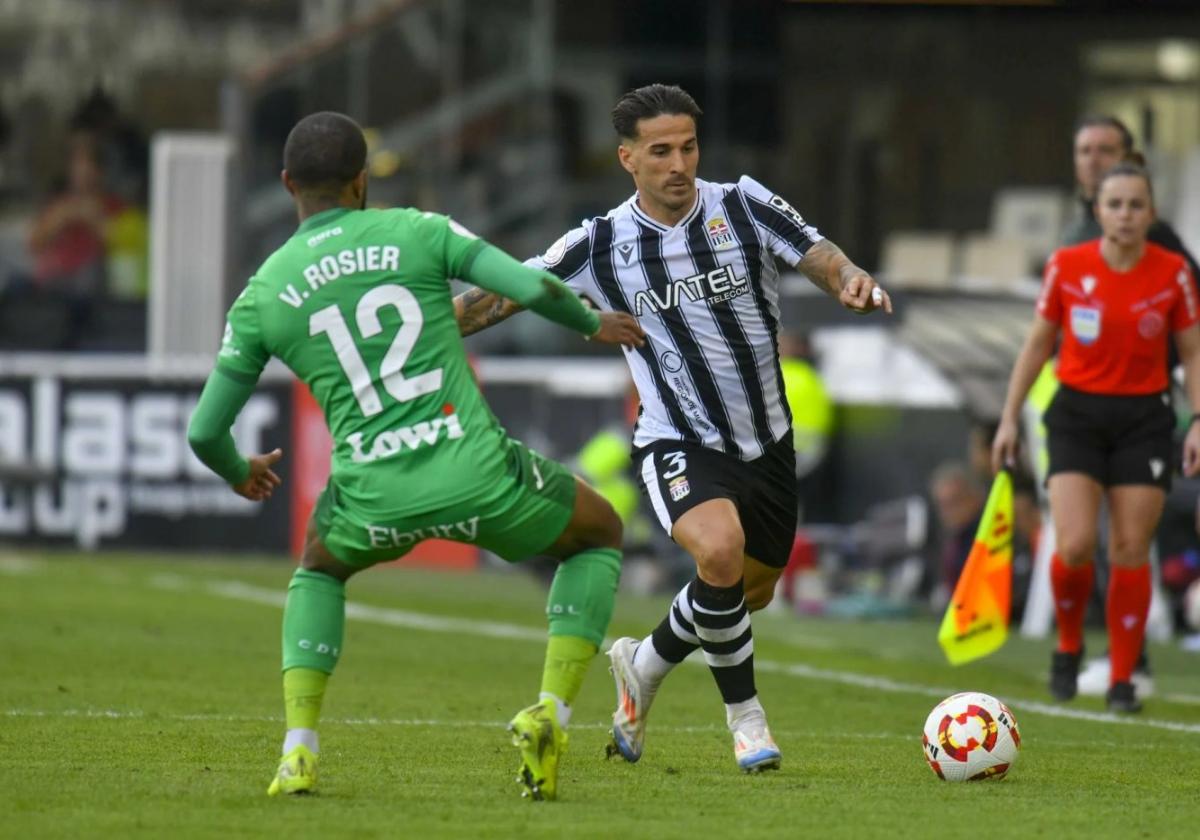 El lateral Ríos Reina avanza con el balón por la banda izquierda en el partido de la Copa del Rey frente al Leganés, disputado el 5 de enero en el estadio Cartagonova.