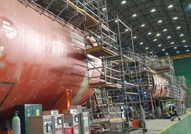 Casco resistente del submarino S-82, en una imagen de archivo, antes de su unión.