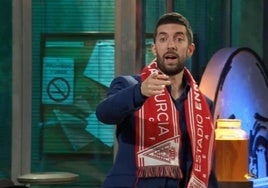 David Broncano con una bufanda del Real Murcia en 'La Revuelta'.