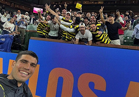 Carlos Alcaraz se hace un selfi con sus seguidores vestidos de abejas.
