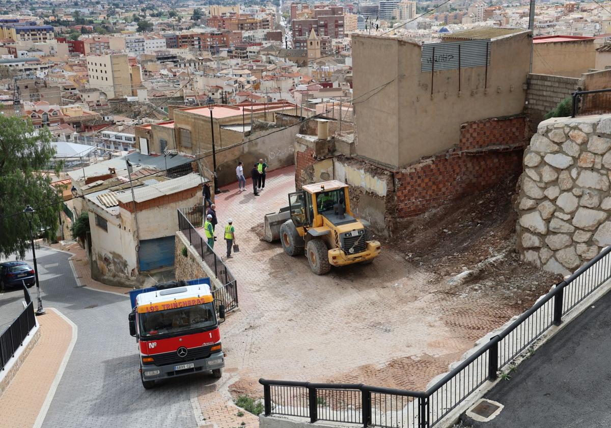 Derribo de un inmueble en el barrio de San Pedro.