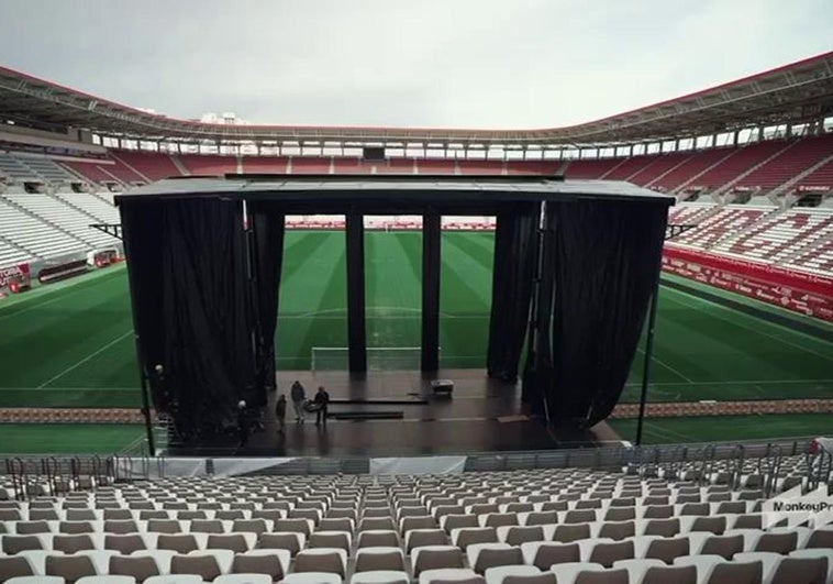 Instalación de la pantalla que se colocará en uno de los fondos del estadio Enrique Roca de Murcia.