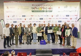 Los ganadores del Campeonato Regional de la Tapa y el Pincho posan tras la entrega de premios con autoridades y patrocinadores.