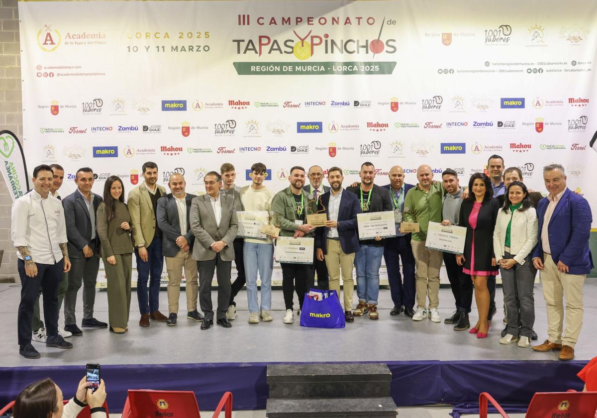 Los ganadores del Campeonato Regional de la Tapa y el Pincho posan tras la entrega de premios con autoridades y patrocinadores.