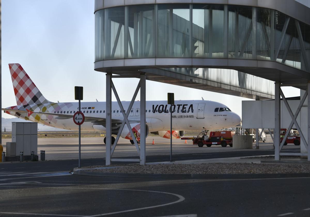 Un avión, en el aeropuerto de Corvera.