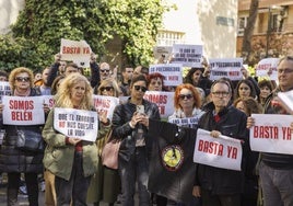 Imagen de arhivo de la concentración de educadores por el asesinato de una profesional de Badajoz.