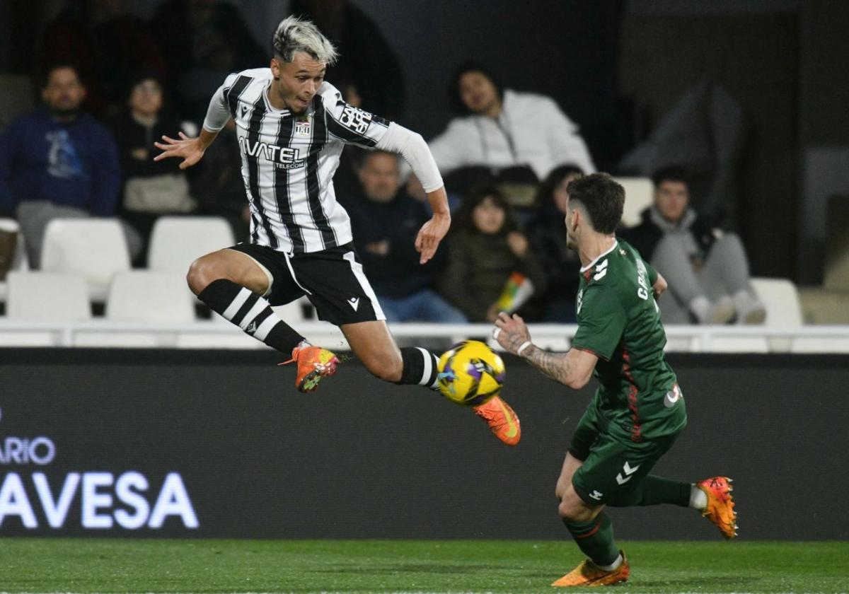 El dominicano Rafa Núñez controla el balón frente al Eibar.