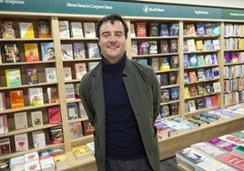 Javier Arrevola, ayer, en la tienda de Murcia.