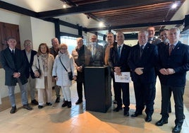 Varios componentes de San Jorge de Alfama junto al hermano mayor de la Vera Cruz.