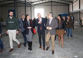 El presidente del Paso Azul recorre junto a Gil la nueva nave donde se distribuirán los boxes de los caballos.