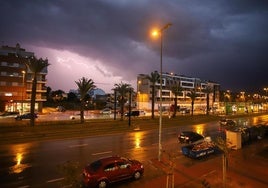 Tormenta sobre la ciudad de Murcia, este martes por la tarde.