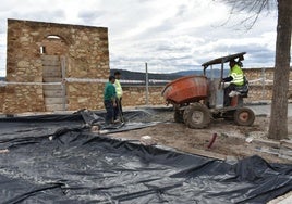 Los operarios, ayer, en el entorno donde se ejecutan las obras.