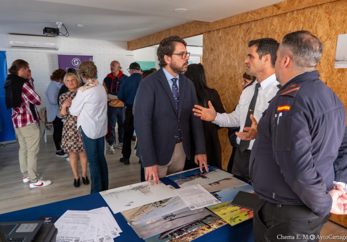 Álvaro Valdés, en la feria, con personal de la Armada.