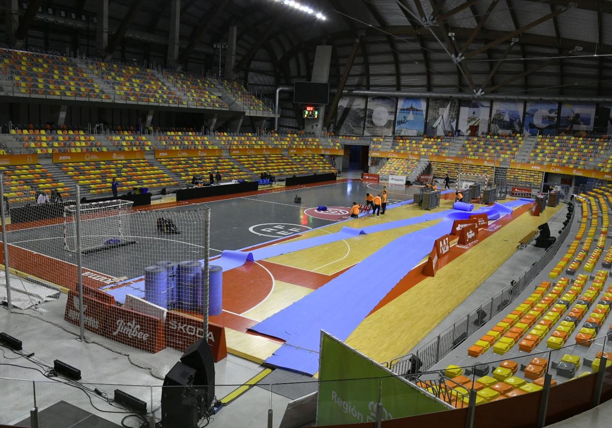 Instalación de la pista de la RFEF en el Palacio de los Deportes.