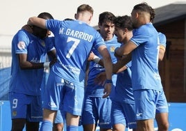 El Fuenlabrada, con Galindo al fondo, celebra un gol.