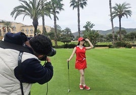 Elena posando para el fotógrafo.