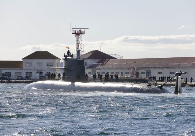 El 'Isaac Peral' atraca en el muelle de la Escuela Naval, este jueves por la tarde.