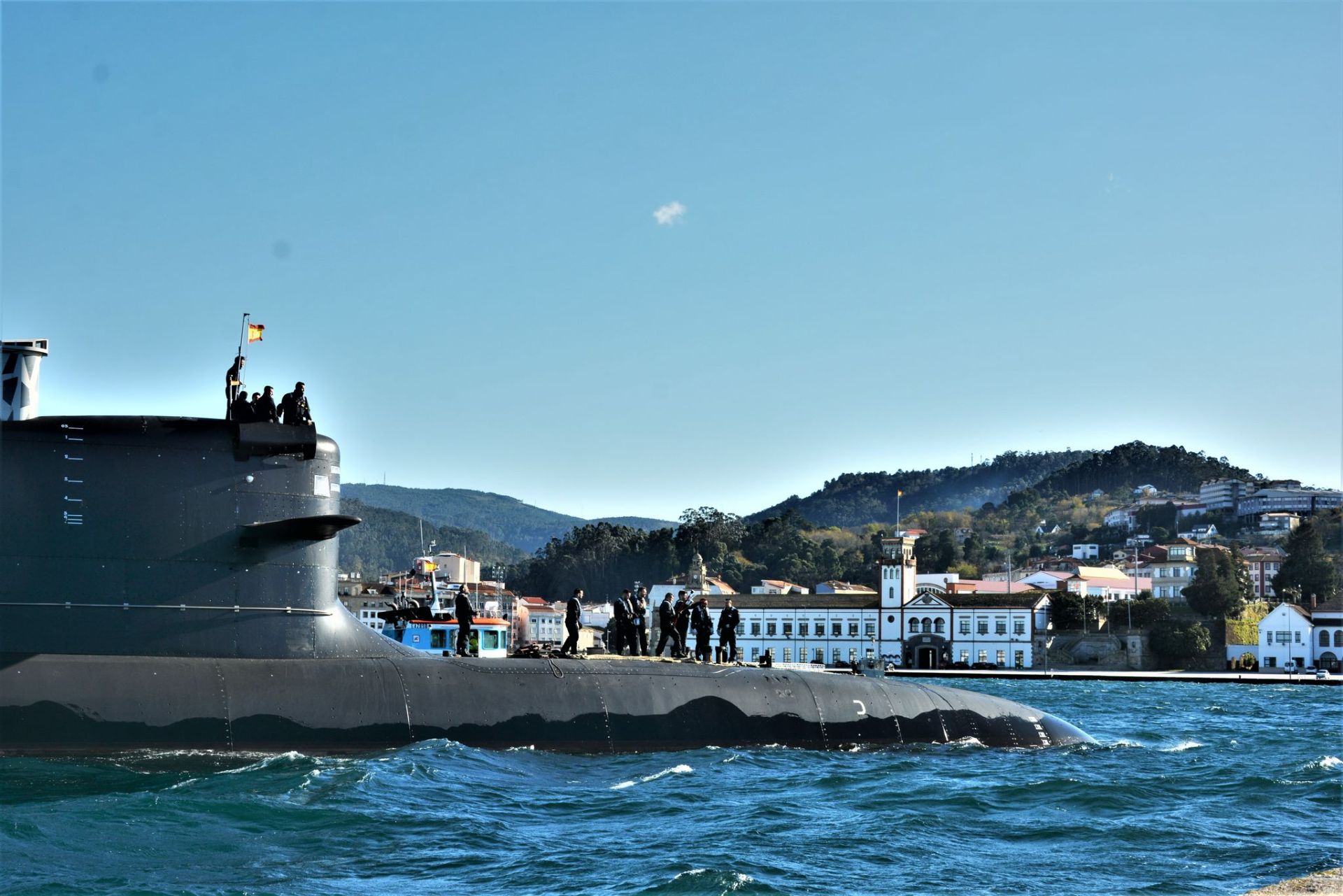 El submarino S-81 llega a Galicia desde Cartagena, en imágenes