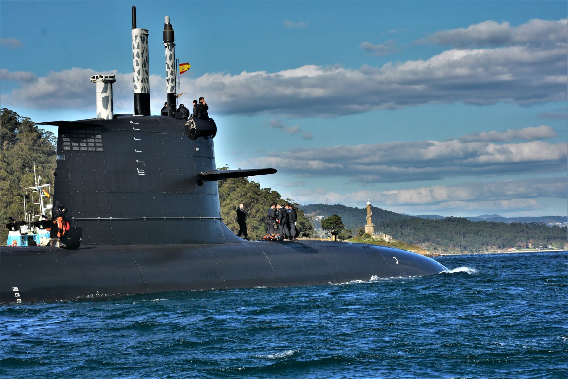 El submarino S-81 llega a Galicia desde Cartagena, en imágenes