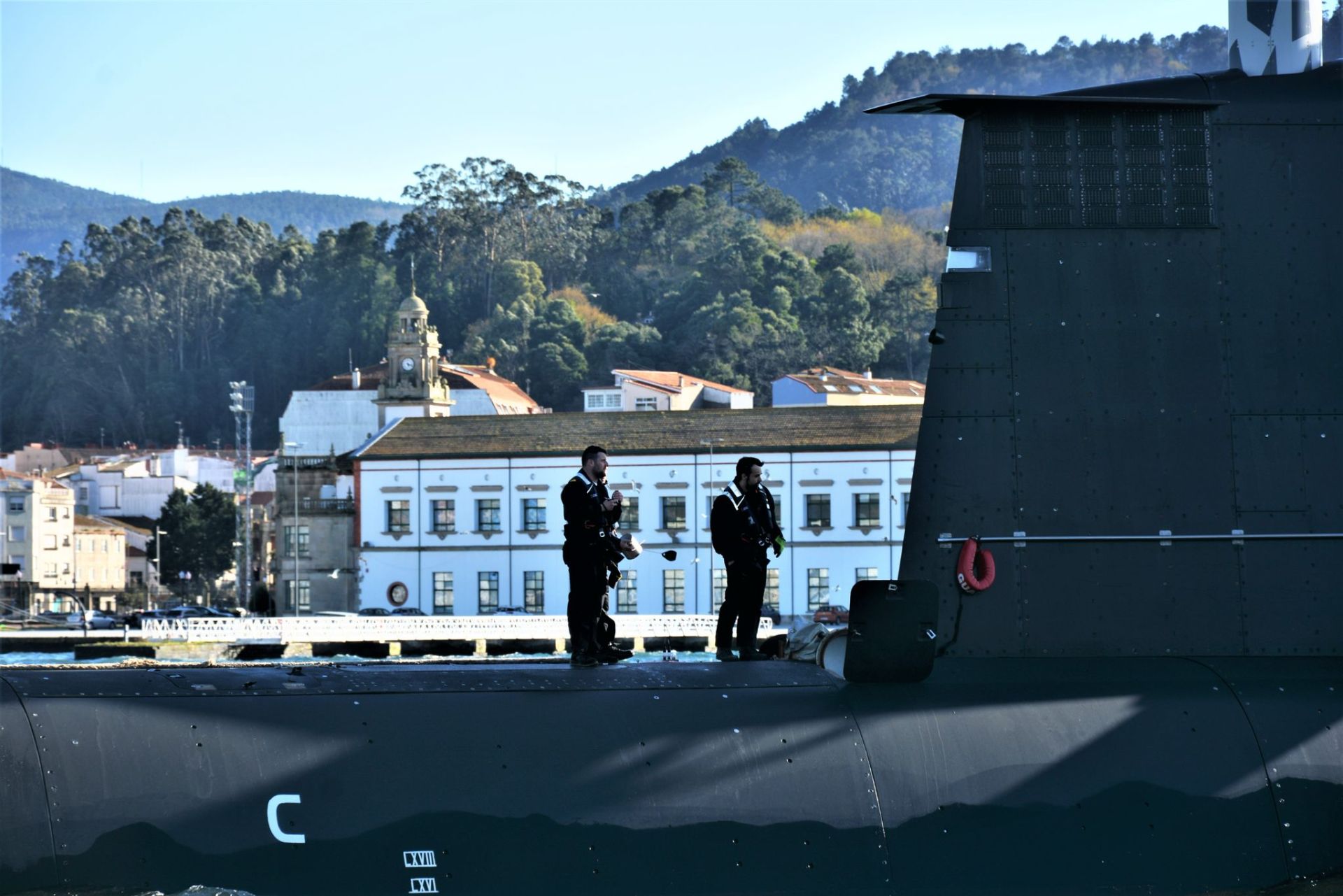 El submarino S-81 llega a Galicia desde Cartagena, en imágenes