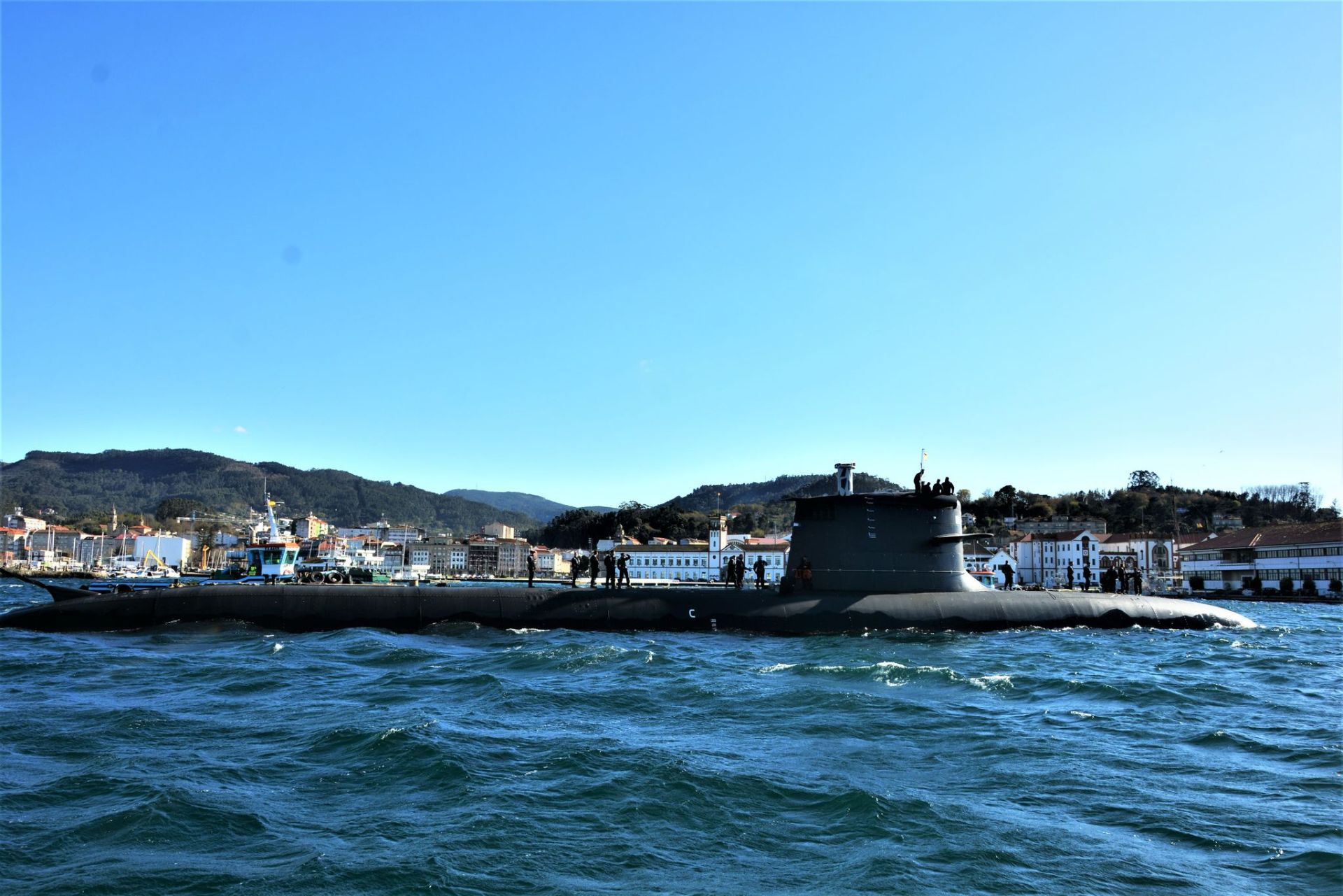 El submarino S-81 llega a Galicia desde Cartagena, en imágenes