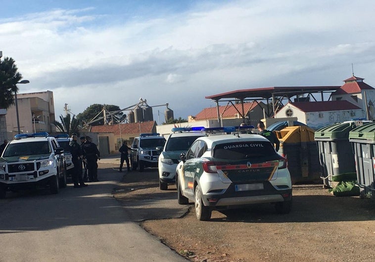 Agentes de la Guardia Civil en el lugar del tiroteo.