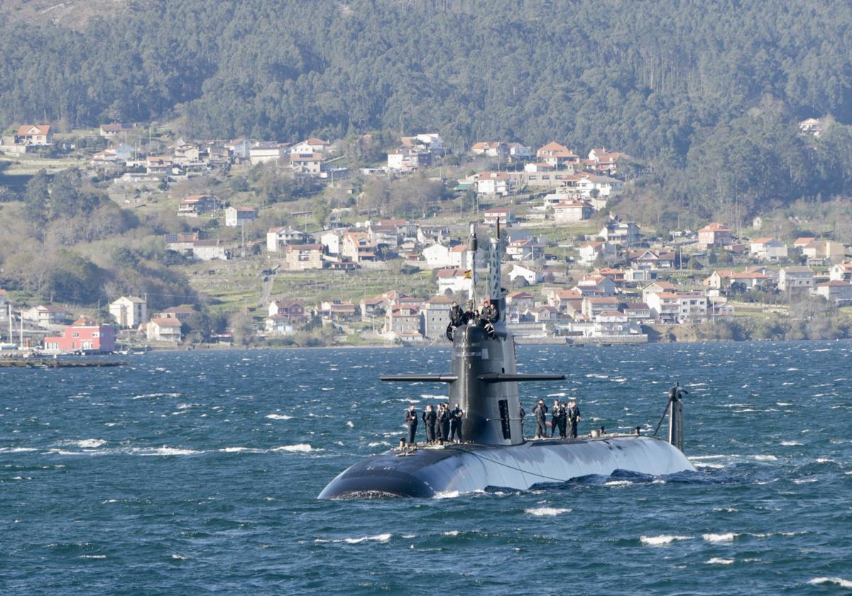 El 'Isaac Peral', en la ría de Pontevedra, este jueves.