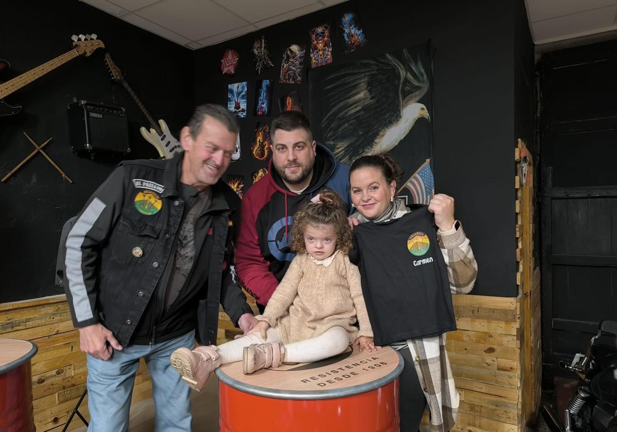 El presidente de la peña, Antonio Pérez (i), junto a los padres de Carmen, Iván y Mercedes, y la pequeña Carmen.