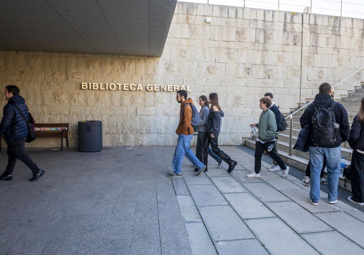 Estudiantes en la Biblioteca General del Campus de Espinardo, en una imagen de archivo.