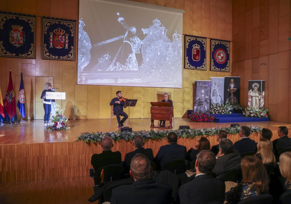 La Capilla Cartagena pone música a unas imágenes del Jesús, en la presentación del vídeo.