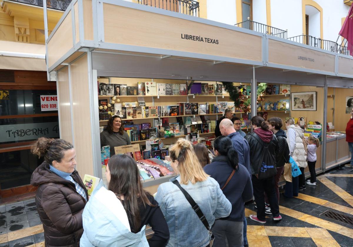 Lectores guardan cola para la firma del libro de Cherry Chic 'Aunque llueva en primavera', ayer.