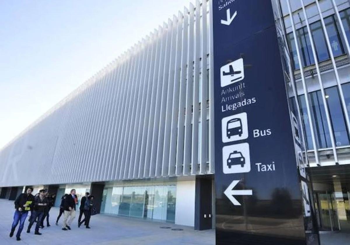 Zona de recogida de viajeros del aeropuerto de la Región de Murcia.