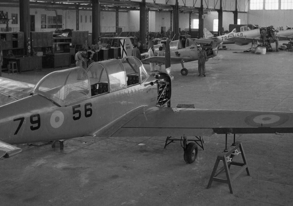 Imagen principal - Interior de unos de los talleres de la base de San Javier (arriba), con aviones de entrenamiento North-American T-6 (década 1960). | Vista general del recinto y panteón de la AGA en el cementerio de San Javier (i). Se aprecia, a la derecha de la cruz y exento, el nicho de Frimán. | Lápida de José Frimán en el panteón de la AGA (d). Cementerio de San Javier.