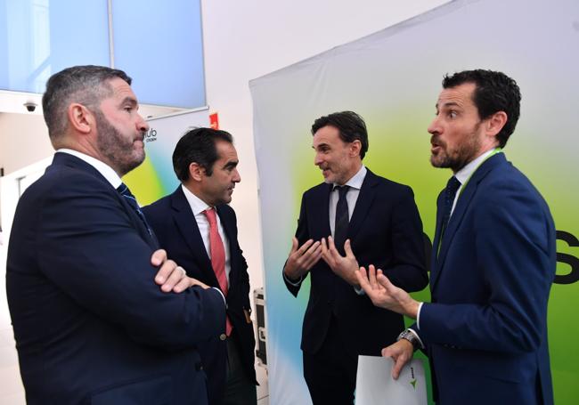 El presidente de Croem (1º izq.), Miguel López Abad, el consejero Jorge García Montoro, y el director del aeropuerto, Carlos Domingo San Martín, este viernes, en el foro Business Hub celebrado en el aeródromo regional.