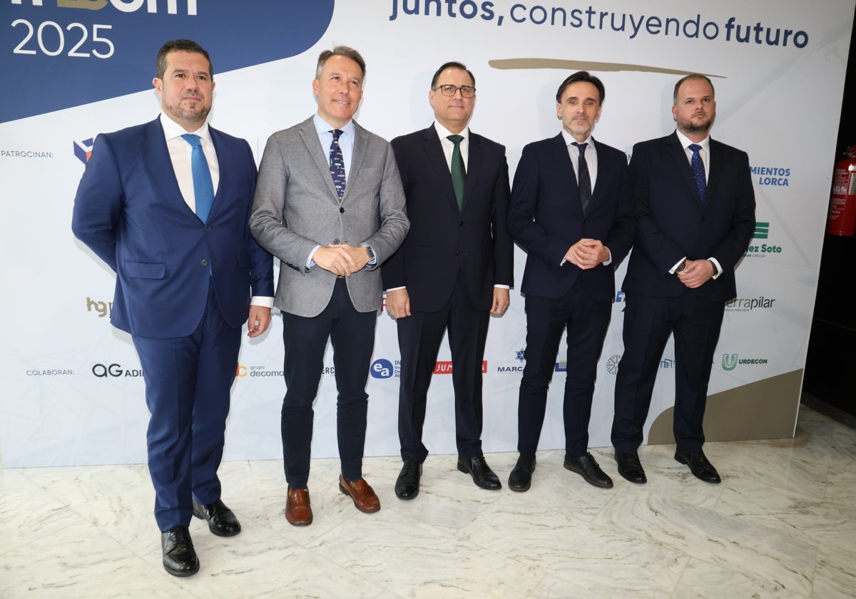 El presidente de Ceclor, el alcalde, el presidente de Frecom, el consejero de Fomento y el presidente de Ucecom, en la asamblea general de Frecom.