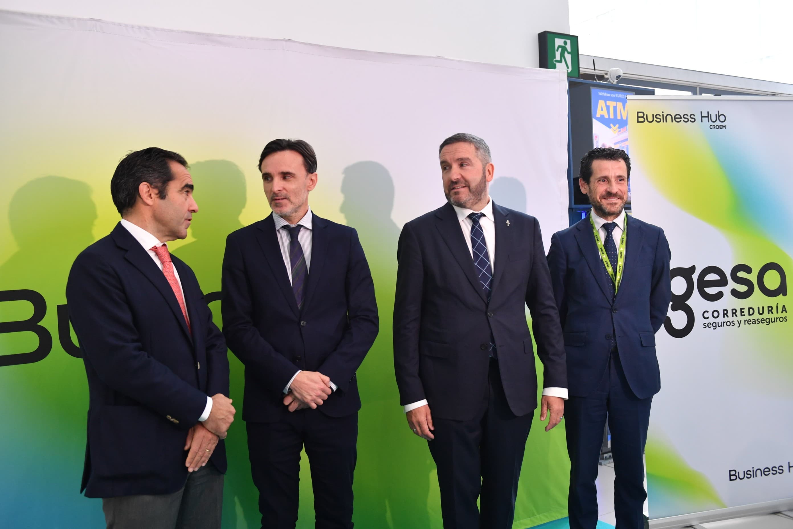 Miguel López Abad (2º der.), este viernes, en el foro Business Hub celebrado en el aeropuerto regional.