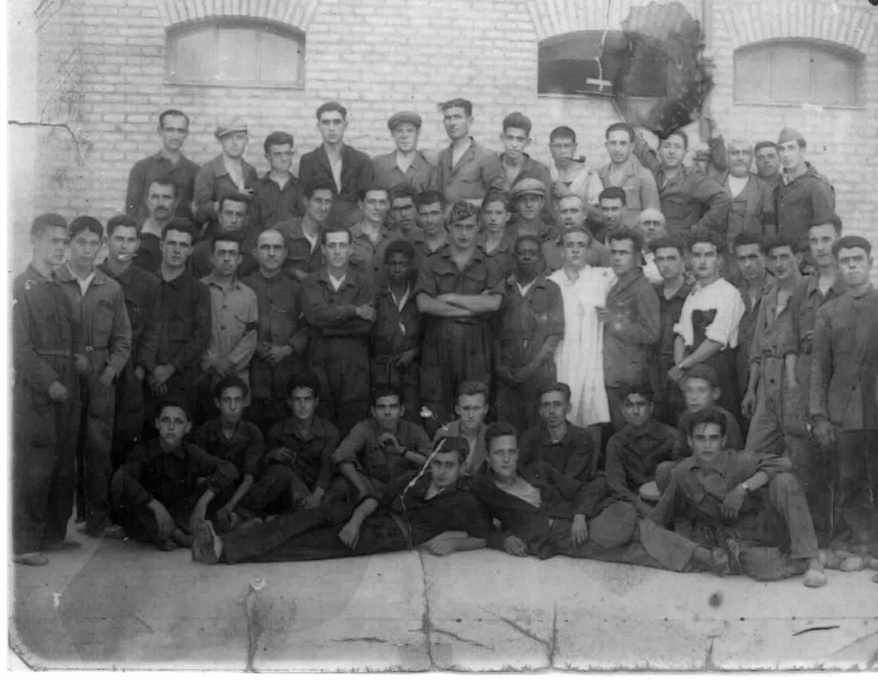 Grupo de obreros de la base de Los Alcázares. En el centro, a izquierda y derecha del oficial, José Frimán y José Epita, respectivamente (hacia 1928).