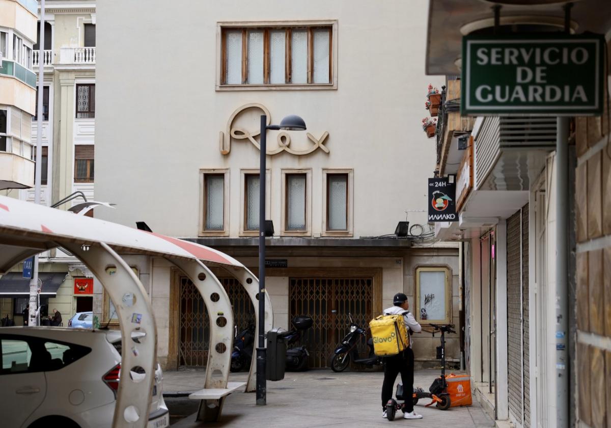 Estado del Cine Rex en la calle Vara de Rey, en Murcia.