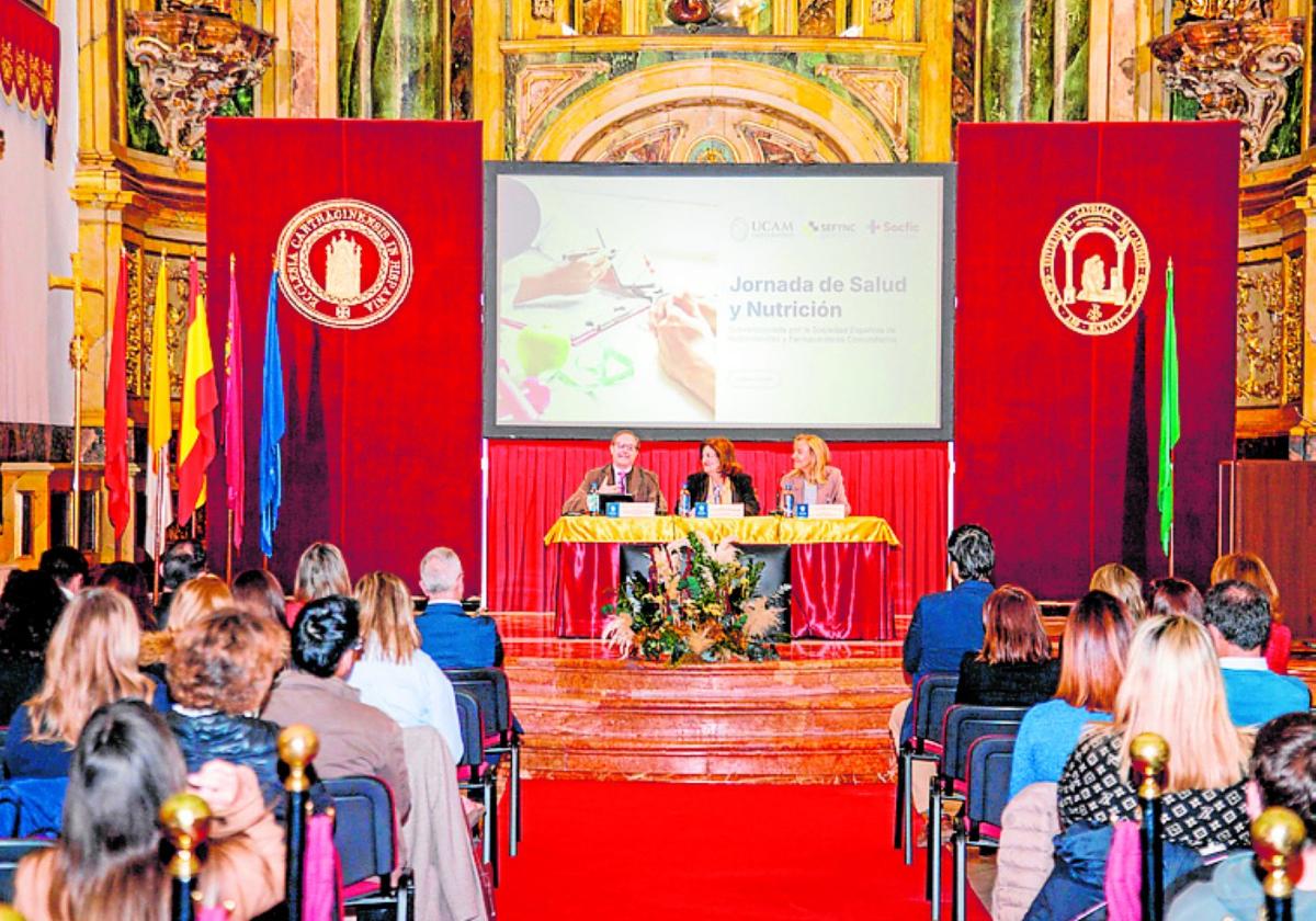 María Dolores García, presidenta de la UCAM, inauguró el acto junto aPilar Zafrilla, vicedecana del Grado en Farmacia, y Jesús Gómez.