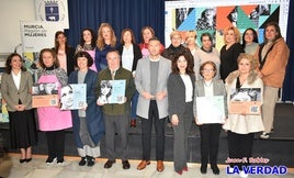 Las galarodonadas posan junto al alcalde de Caravaca, la directora general de la Mujer y la concejal de Igualdad de Oportunidades.