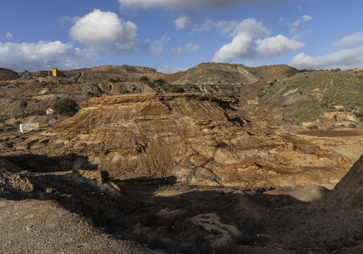 Desechos de la industria minera abandonados en la sierra de Cartagena, cerca de El Gorguel.