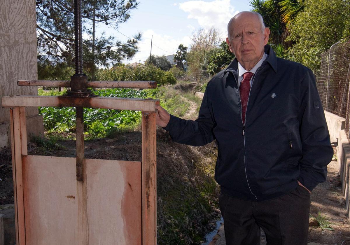 Diego Frutos posa junto a una acequia, en su huerta de la carretera de Algezares.