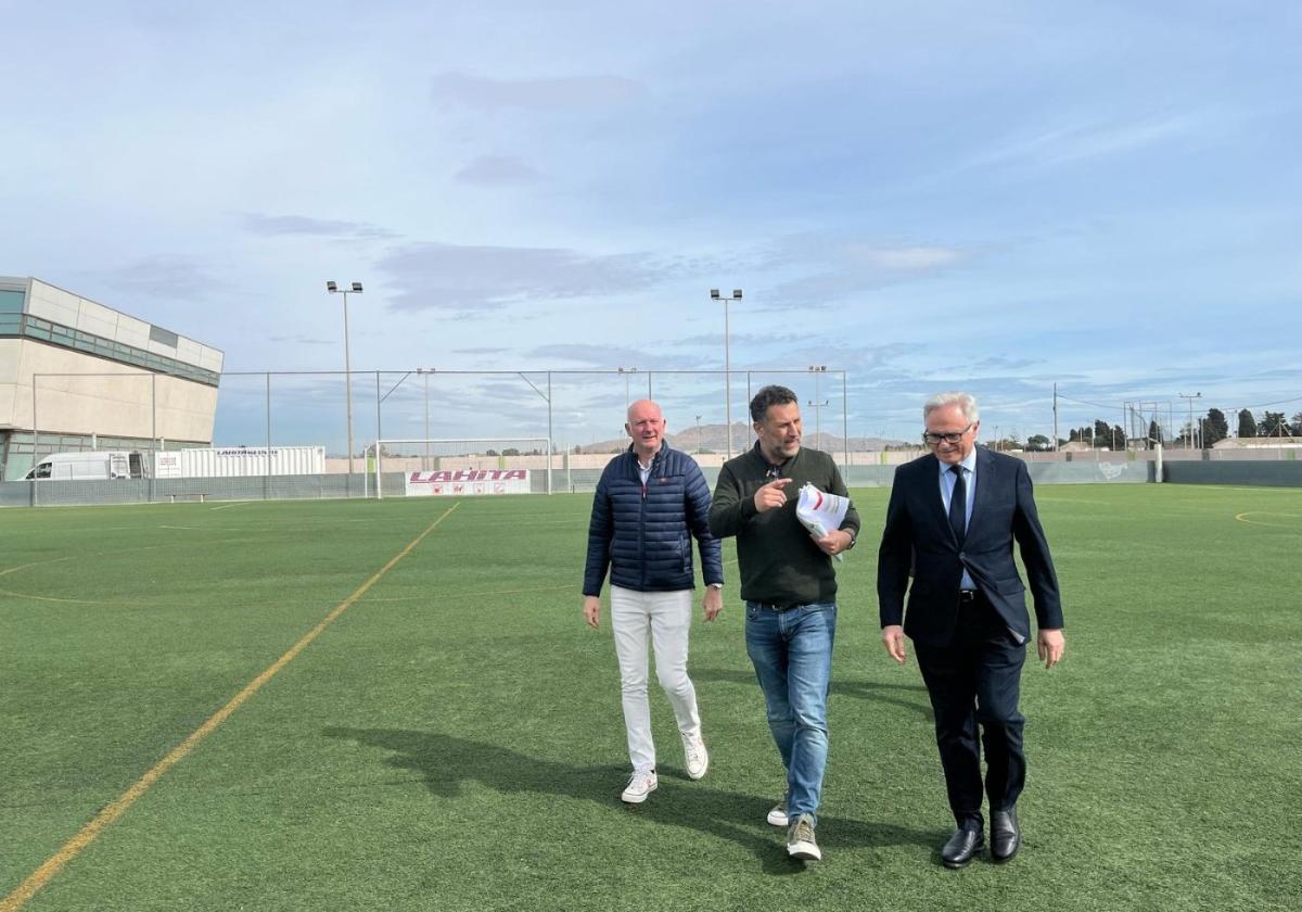 El alcalde Pedro Ángel Roca (1d) y el concejal de Deportes, Pedro Baró (1i), visitan el campo de fútbol municipal.