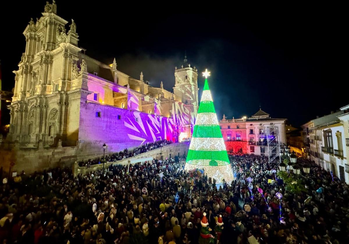 La Plaza de España, presidida por un gigantesco arbol de más de 20 metros y abarrotada de público durante la inauguración del alumbrado extraordinario de Navidad.