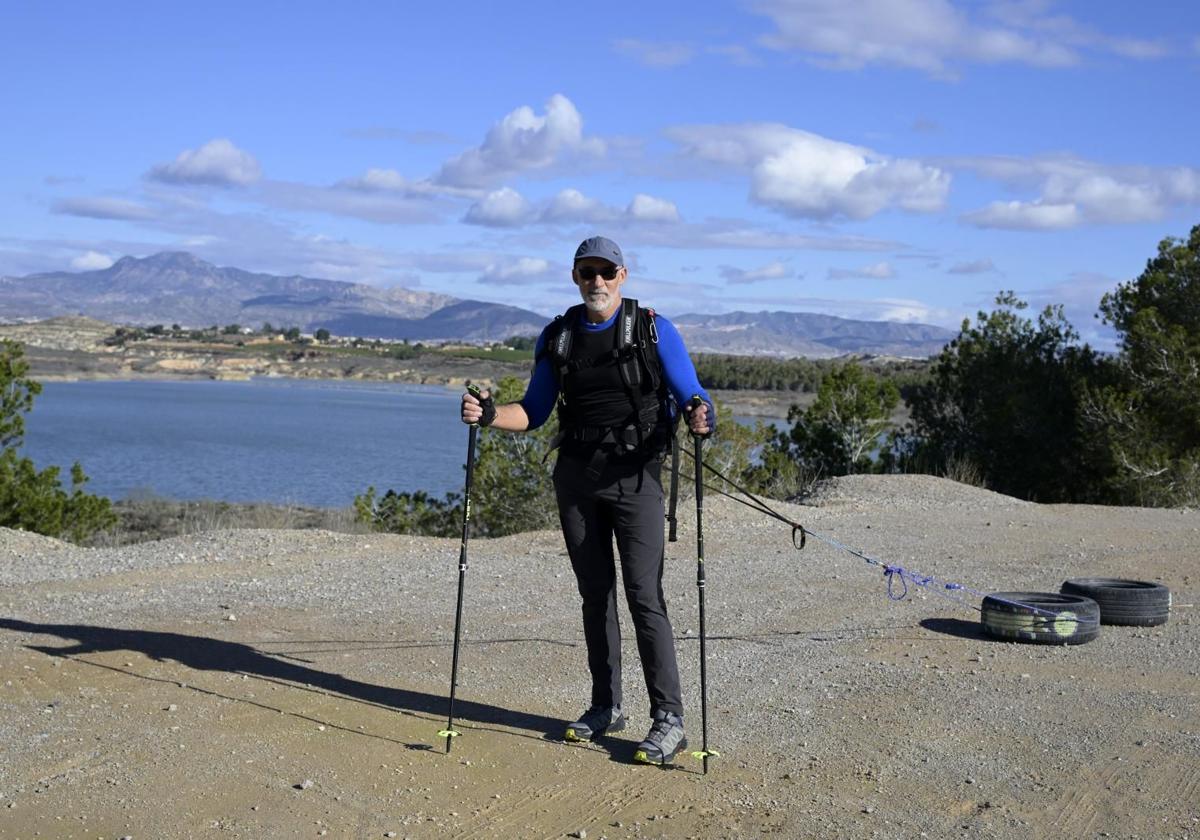 'Back country' nórdico. Quitín Mira, montañero de 59 años, entrenando este martes en el pantano de Santomera.