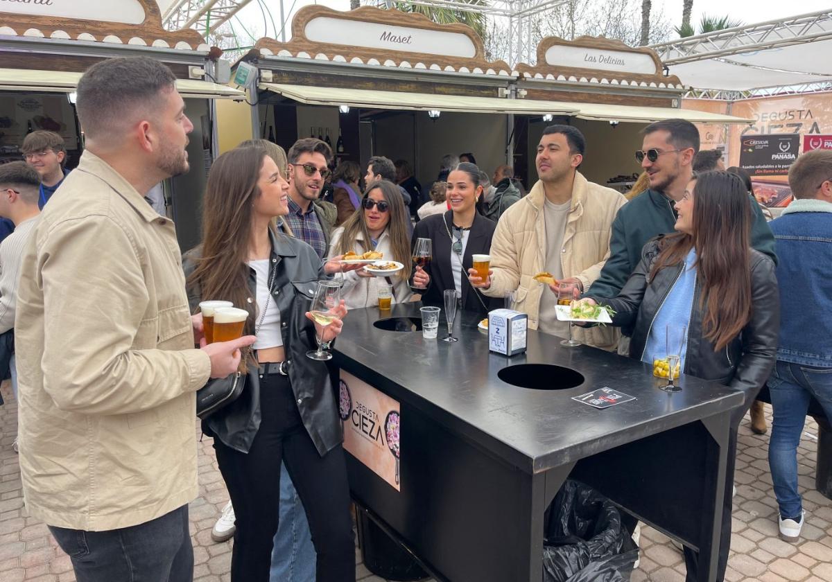 Un grupo de jóvenes disfrutando ayer a mediodía del evento gastronómico Degusta Cieza.