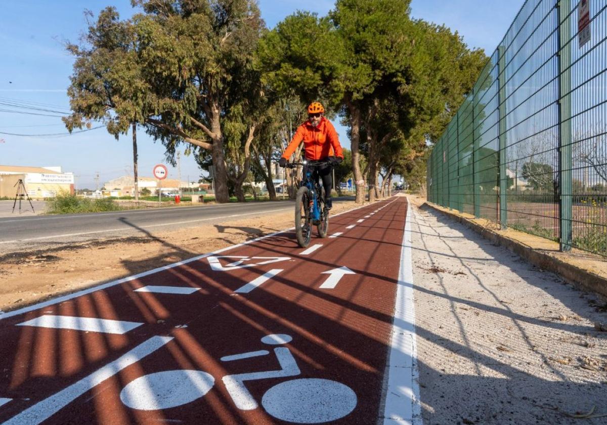 Un ciclista circula por uno de los tramos ya concluidos del nuevo carril bici entre Santa Ana y El Albujón.